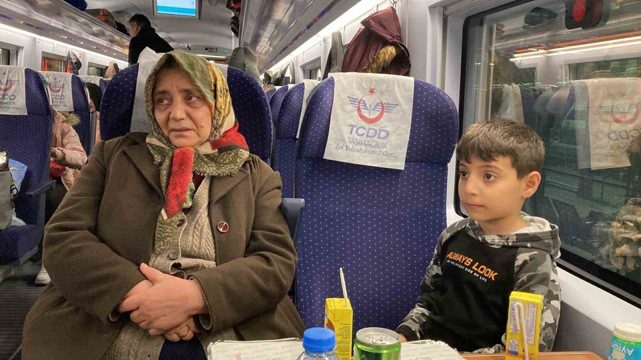 Sivas’ta YHT ilk yolculu seferinde depremzedeleri taşıdı
