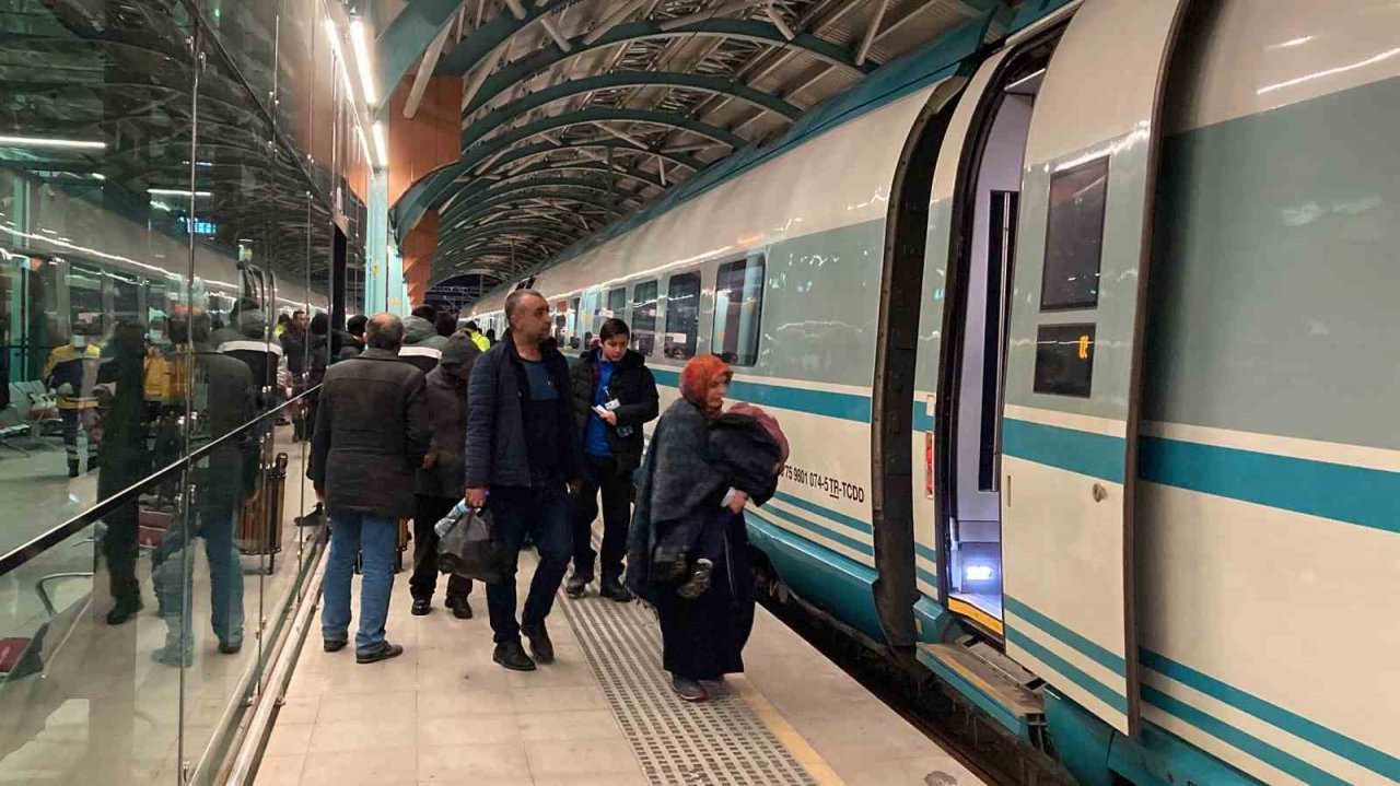 Sivas’ta YHT ilk yolculu seferinde depremzedeleri taşıdı