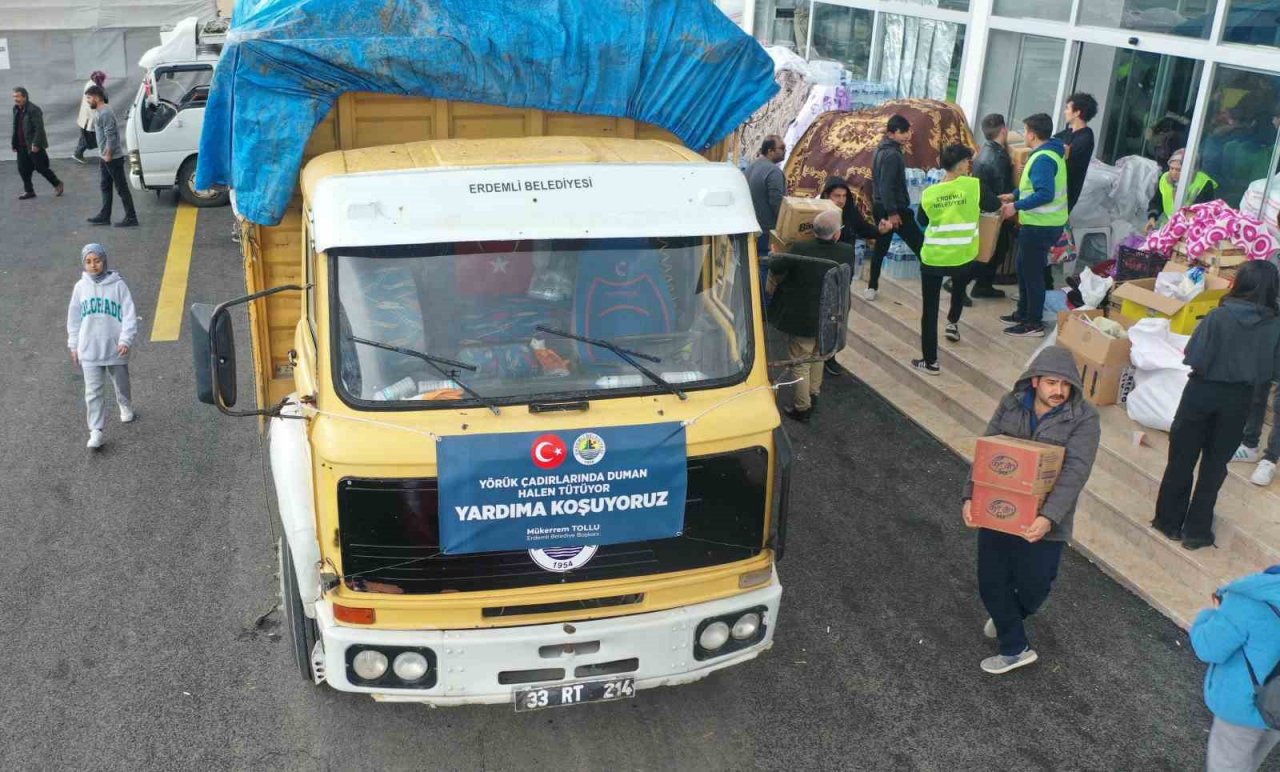 Başkan gözyaşlarını tutamadı, Erdemli’den 35 araçlık yaşam desteği gönderildi