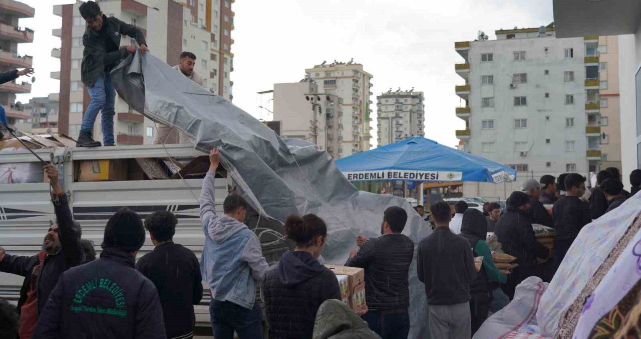 Başkan gözyaşlarını tutamadı, Erdemli’den 35 araçlık yaşam desteği gönderildi