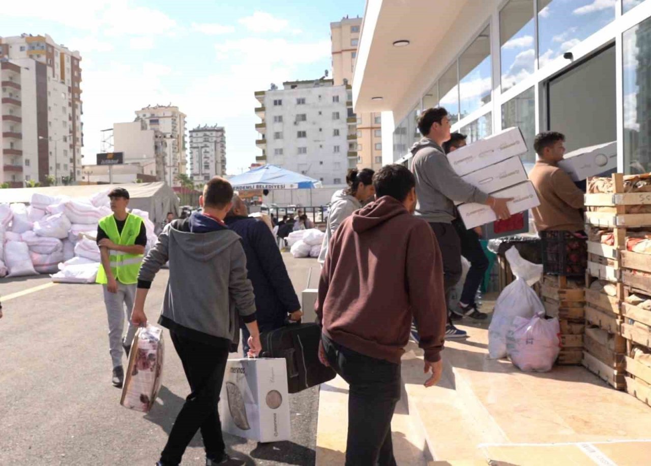 Başkan gözyaşlarını tutamadı, Erdemli’den 35 araçlık yaşam desteği gönderildi