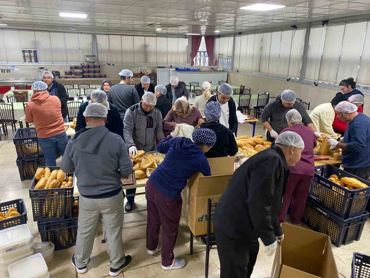 Mersin İl Milli Eğitim Müdürlüğü deprem bölgesinde yemek hizmeti verdi