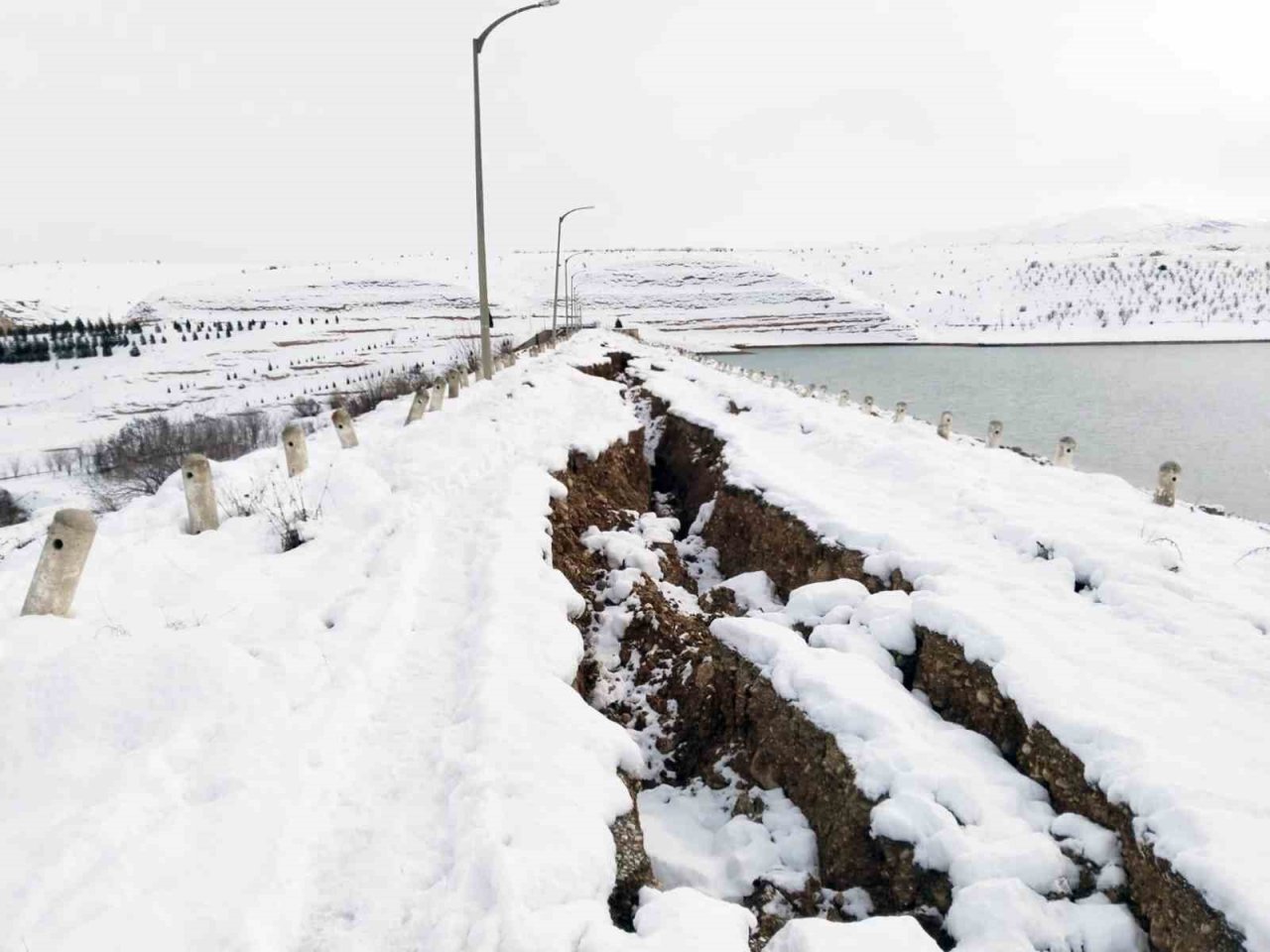 Malatya Sultansuyu Barajı suyu tahliye ediliyor