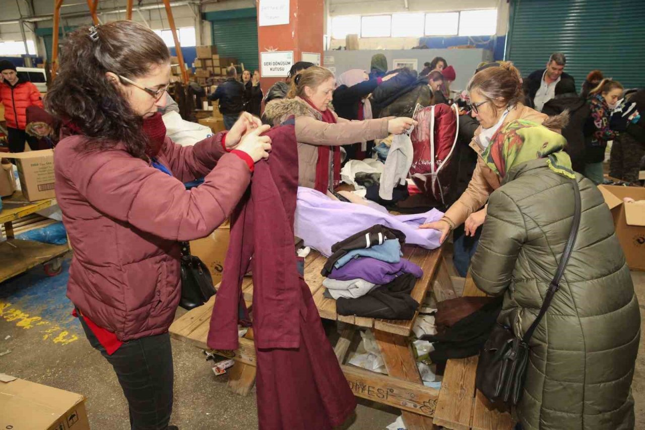 Nilüfer’de deprem bölgesine yardım için koştular