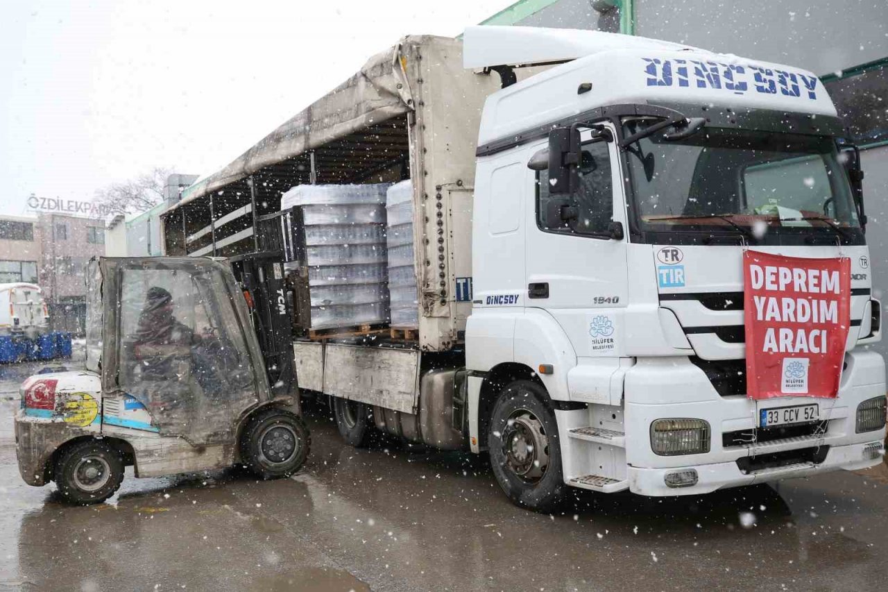 Nilüfer’de deprem bölgesine yardım için koştular