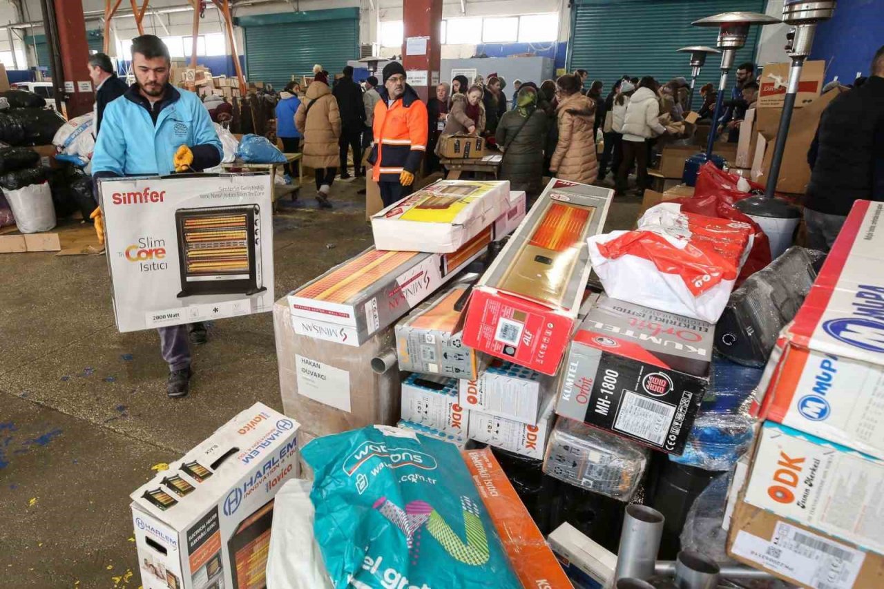 Nilüfer’de deprem bölgesine yardım için koştular
