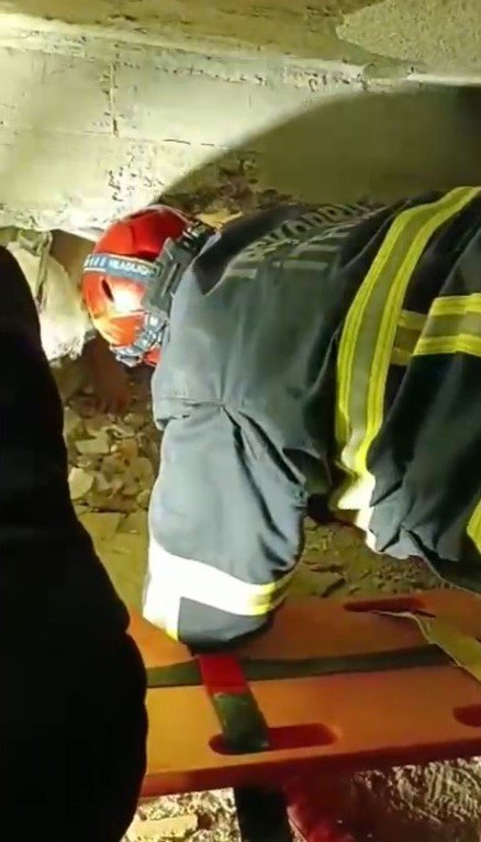 Adıyaman’da anne ve kızı, saatlerce süren çalışmanın ardından enkaz altından sağ kurtarıldı