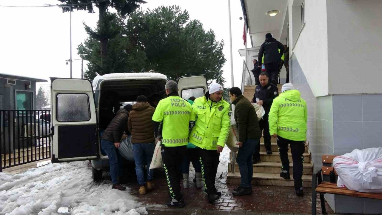 Bafra polisinden depremzedelere destek