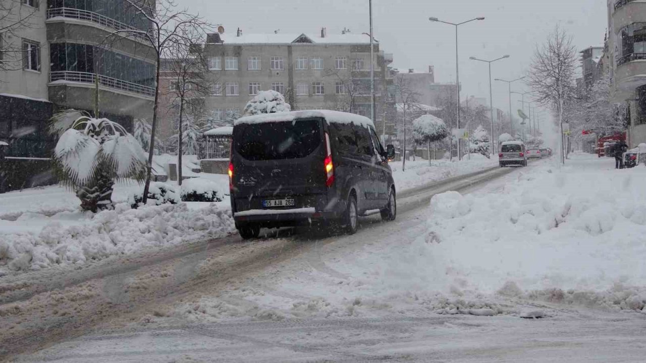Bafra beyaza büründü