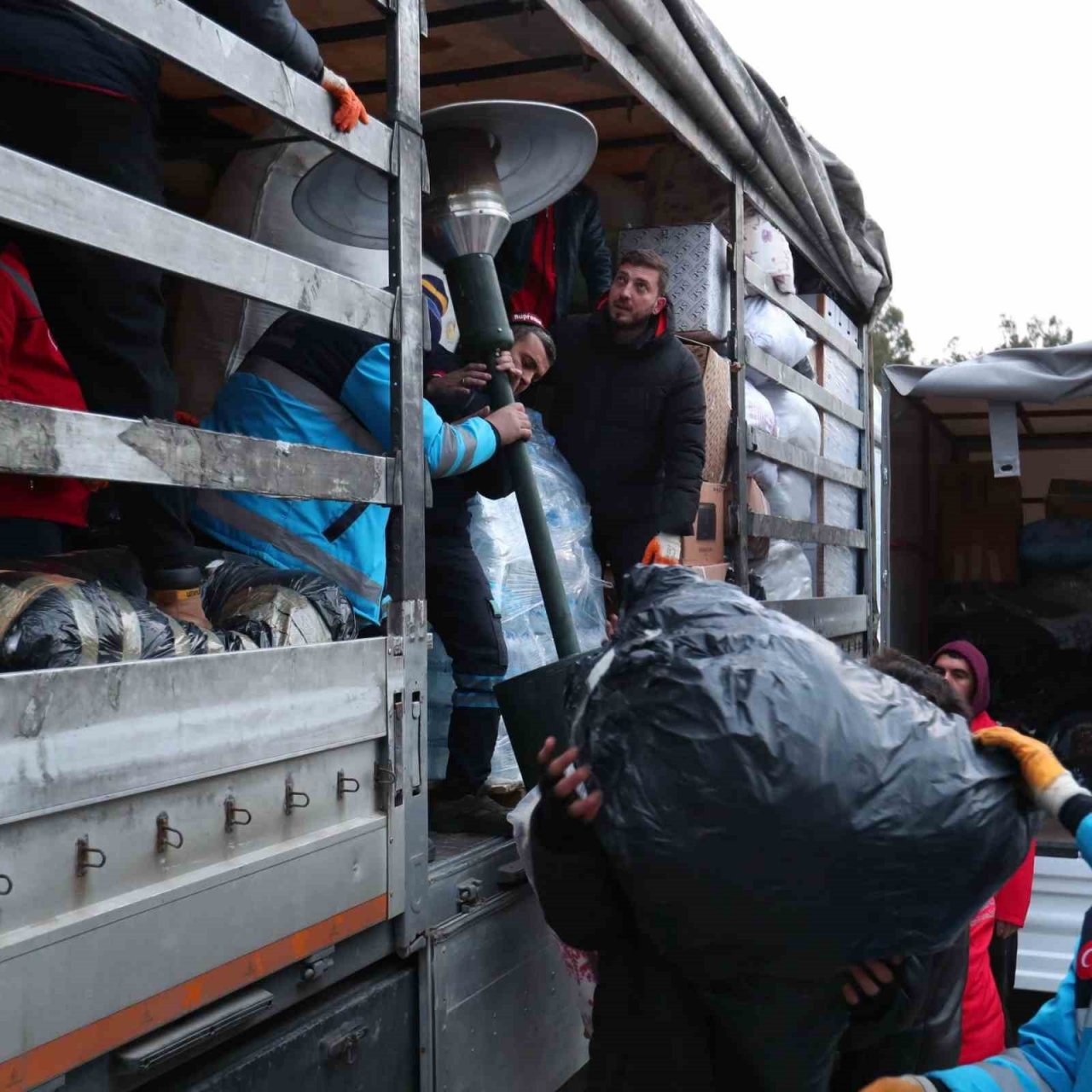 Deprem bölgesine destek geçen her saniye büyüyor