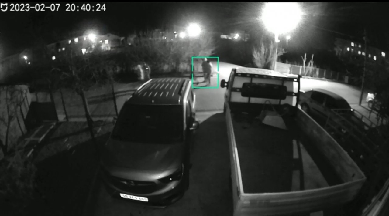 Gençlerin taşlama oyunu kameraya yansıdı