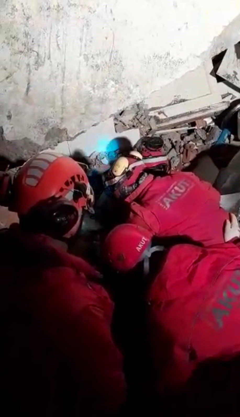 Enkaz altındaki 46. saatin ardından hayata böyle gülümsedi