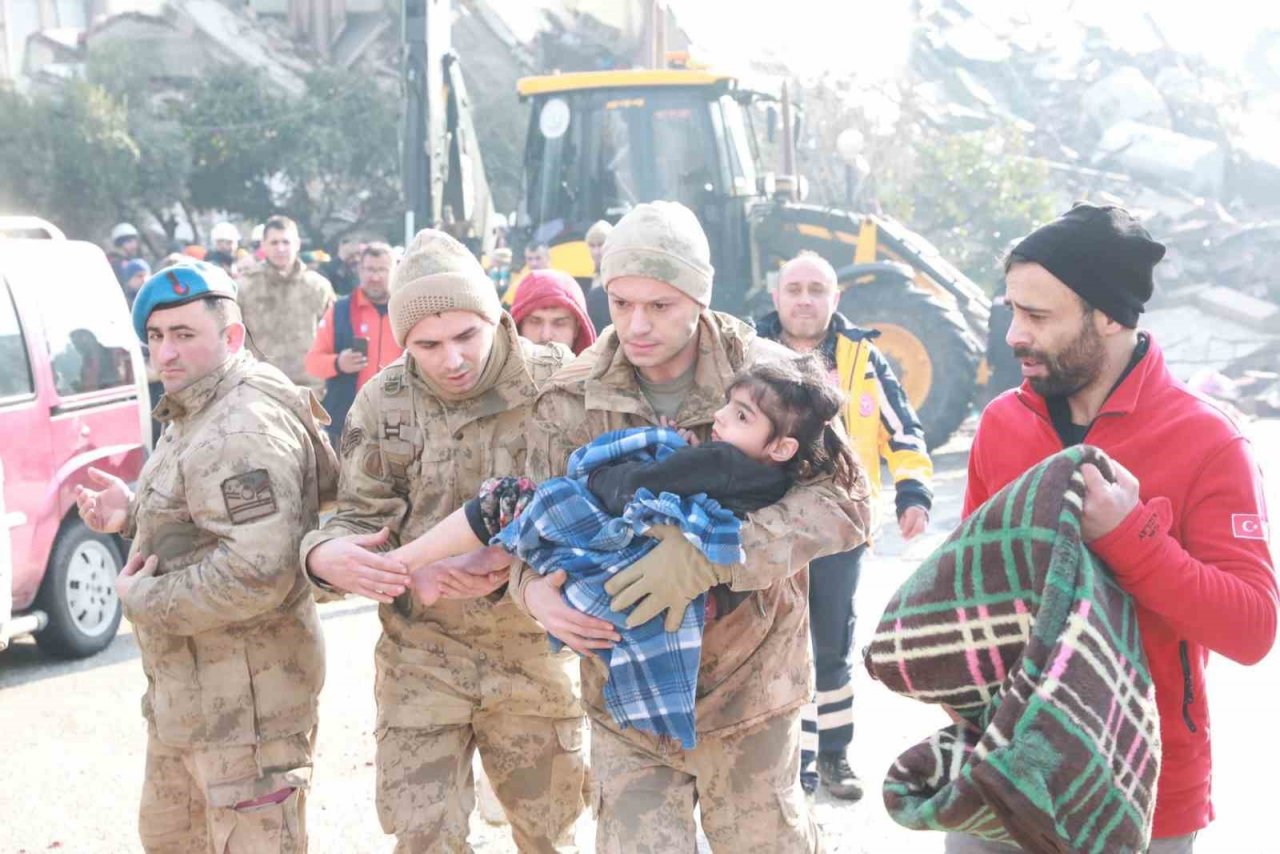 Kızılay, afet bölgesinde yardım çalışmalarını sürdürüyor