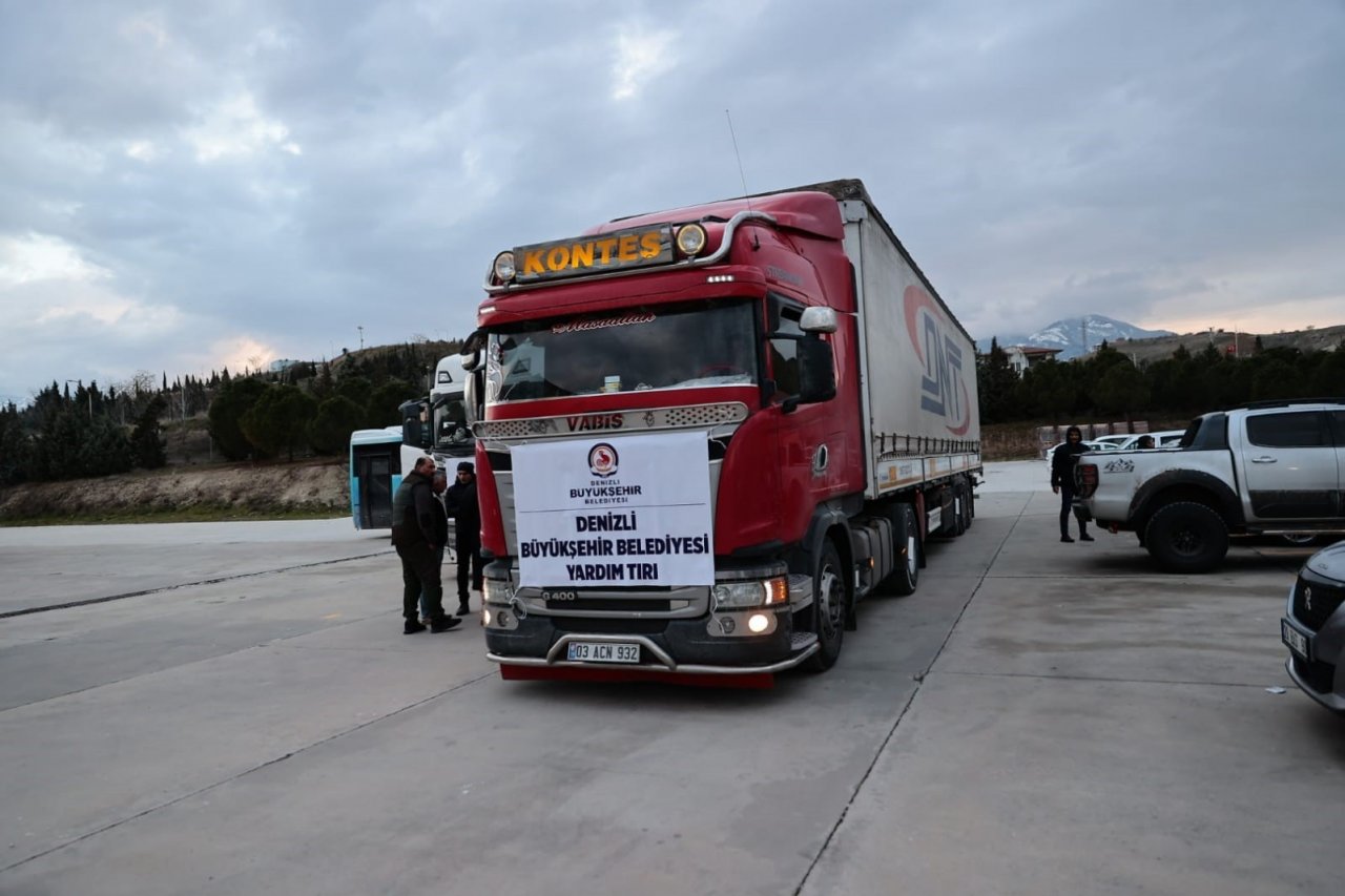 Denizli Büyükşehir Belediyesi’nin 24 yardım tırı deprem bölgesine gitti