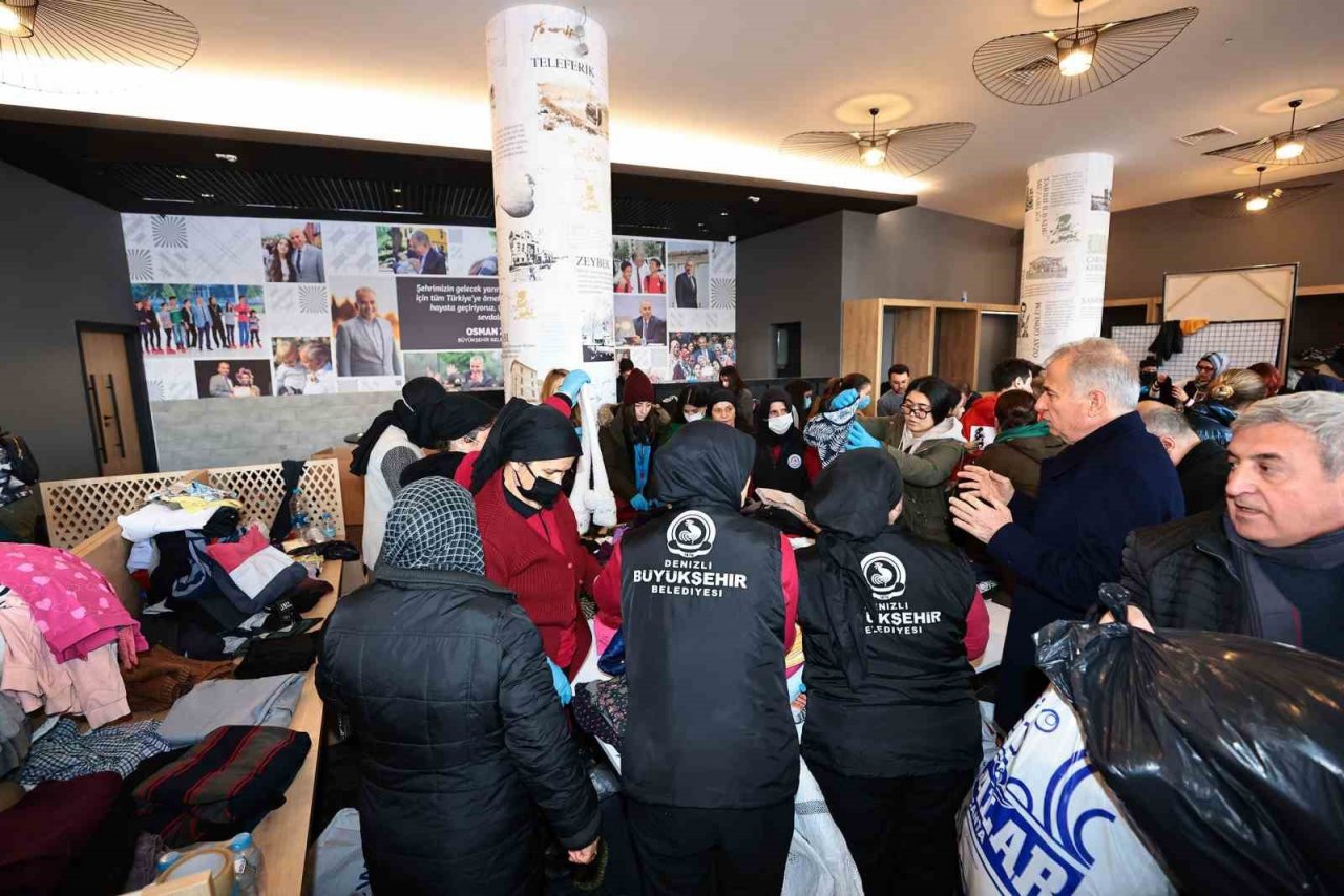 Denizli Büyükşehir Belediyesi’nin 24 yardım tırı deprem bölgesine gitti