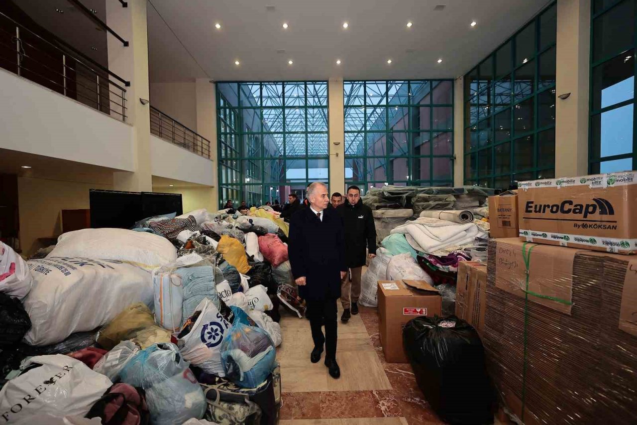 Denizli Büyükşehir Belediyesi’nin 24 yardım tırı deprem bölgesine gitti