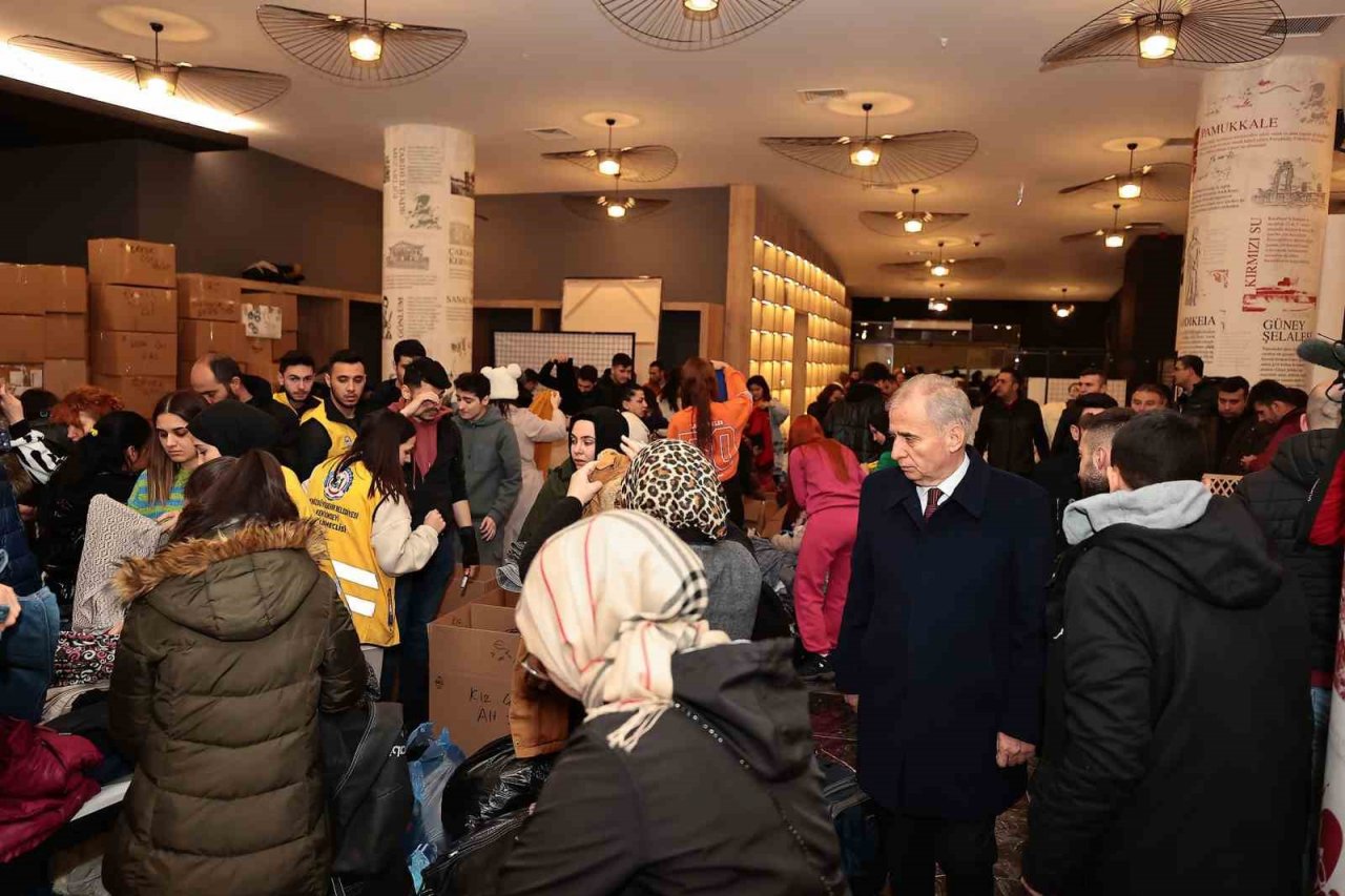 Denizli Büyükşehir Belediyesi’nin 24 yardım tırı deprem bölgesine gitti