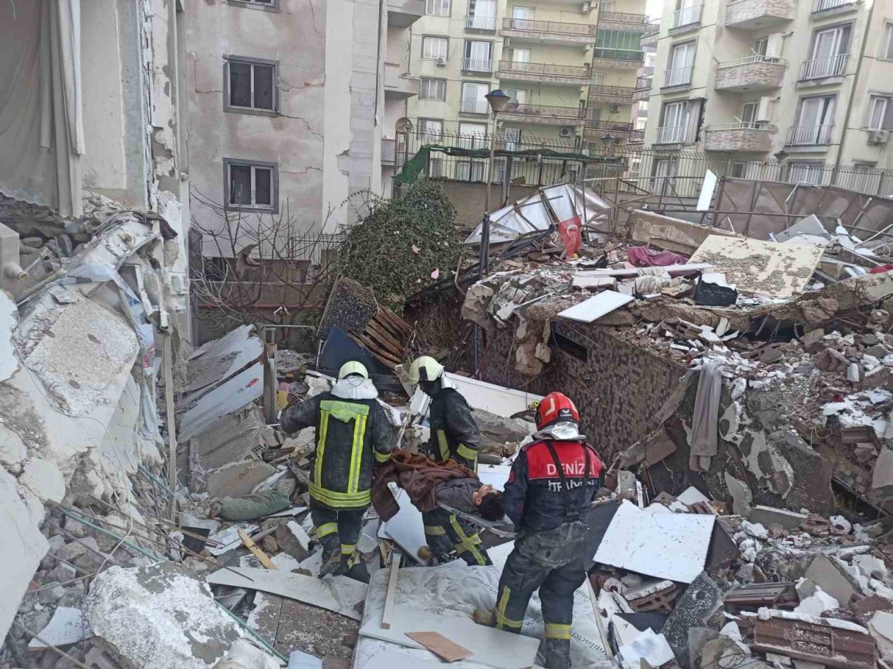 Denizli ekipleri enkaz altında kalanlar için zamana karşı yarışıyor