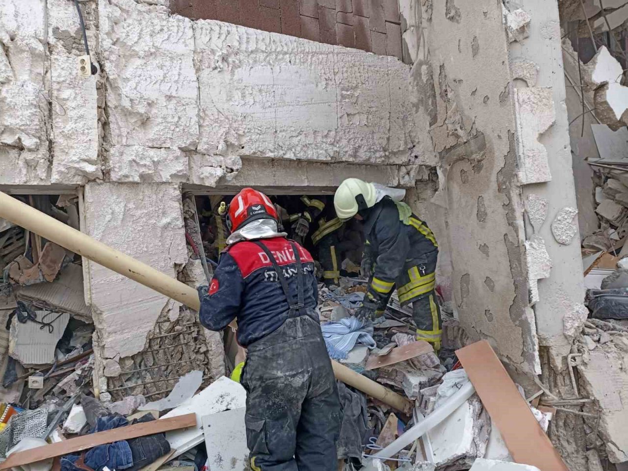 Denizli ekipleri enkaz altında kalanlar için zamana karşı yarışıyor