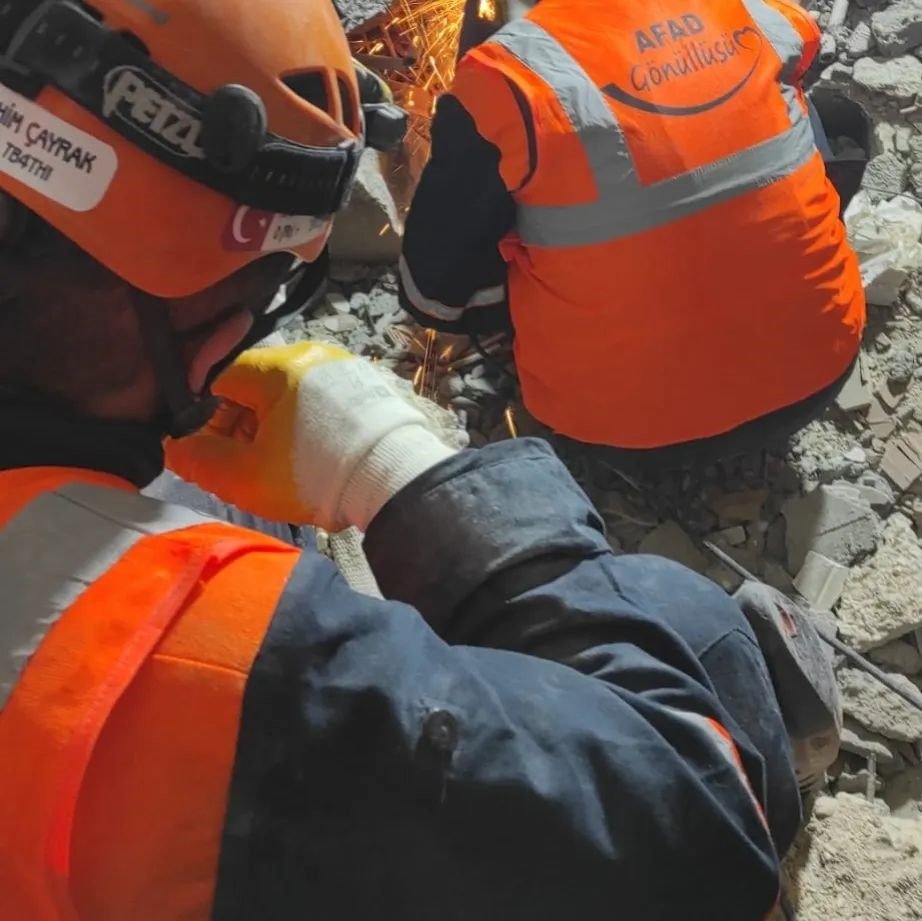 Denizli ekipleri enkaz altında kalanlar için zamana karşı yarışıyor