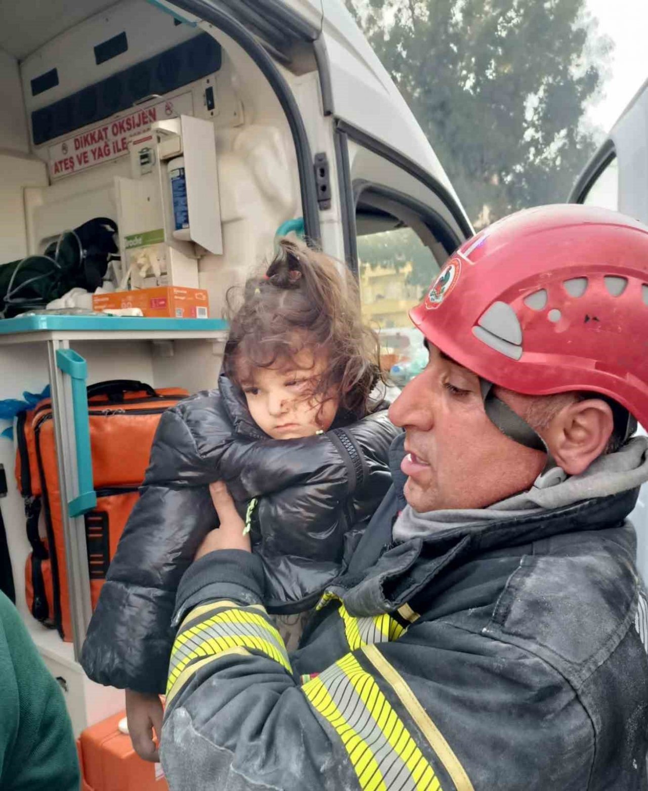 Denizli ekipleri enkaz altında kalanlar için zamana karşı yarışıyor