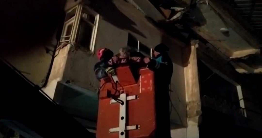 Van’dan giden ekip 80 yaşındaki kadını enkazdan sağ çıkarttı