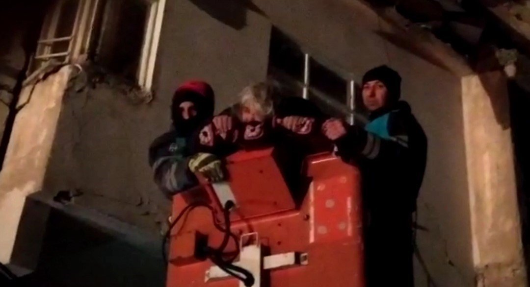 Van’dan giden ekip 80 yaşındaki kadını enkazdan sağ çıkarttı