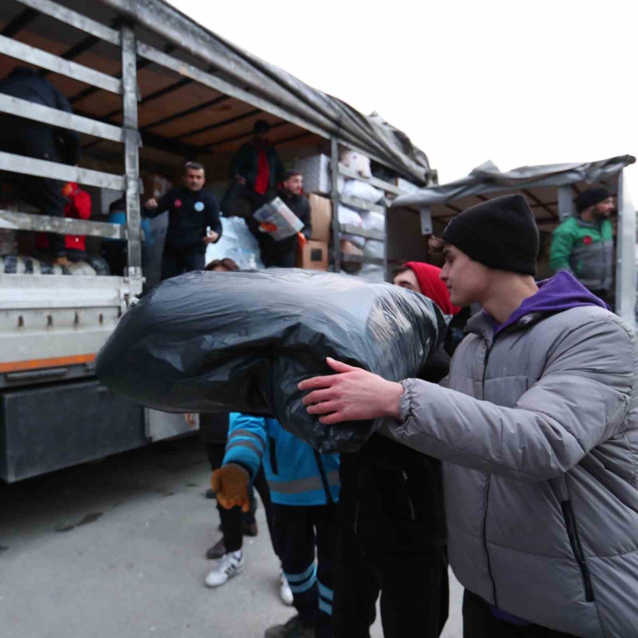 Deprem bölgesine destek geçen her saniye büyüyor