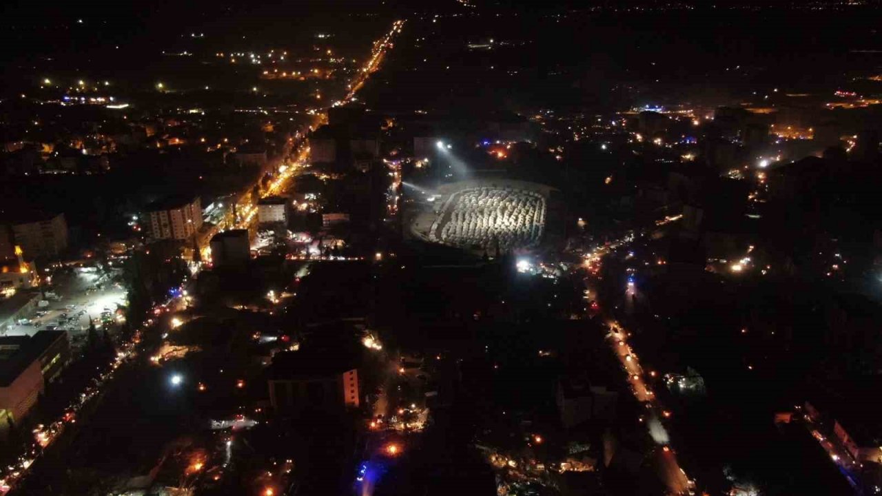 Zamanla yarışan ekipler adeta geceyi aydınlattı, dron ile havadan görüntülendi