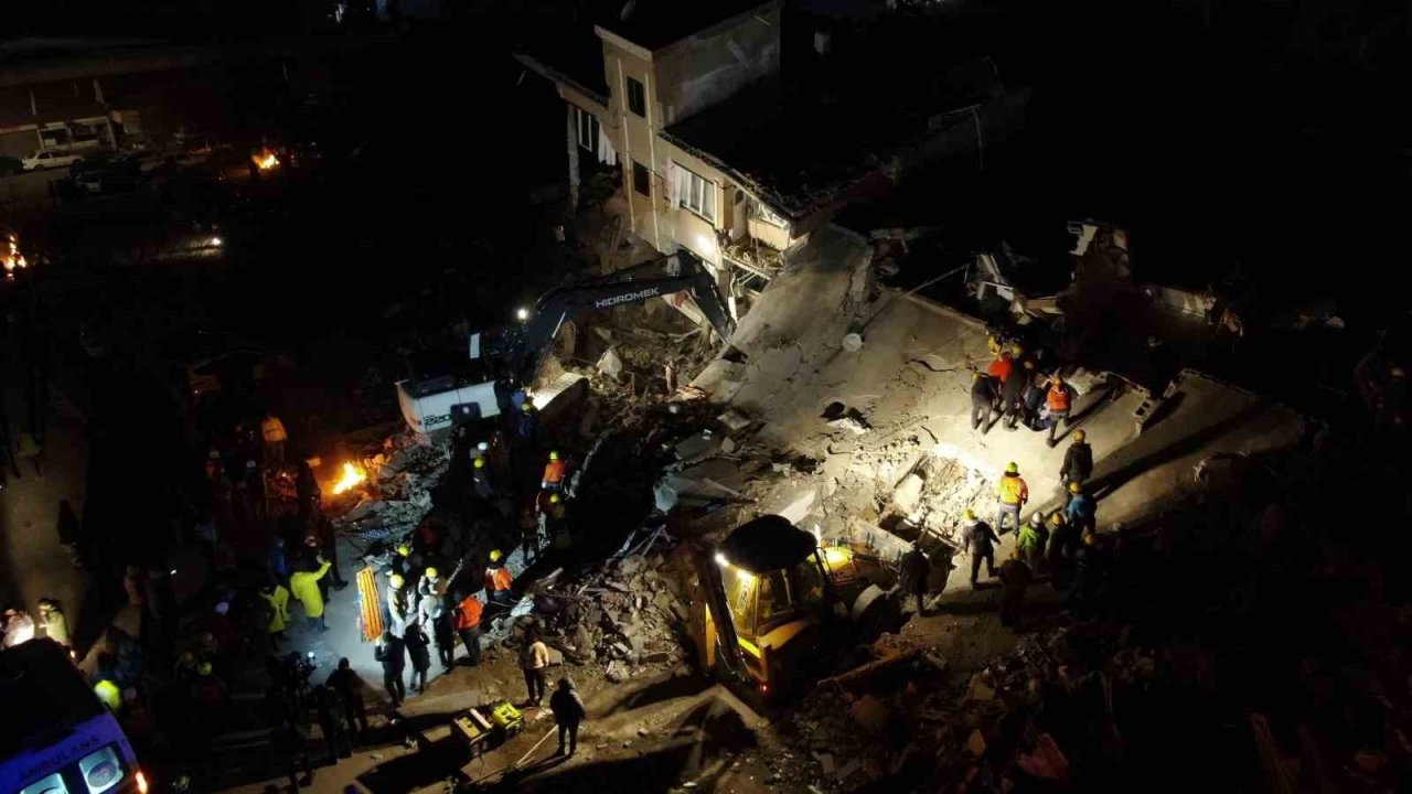 Zamanla yarışan ekipler adeta geceyi aydınlattı, dron ile havadan görüntülendi