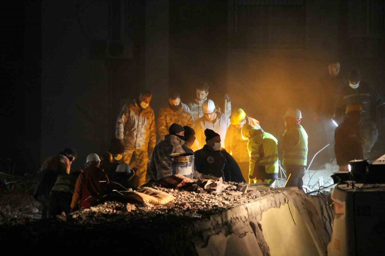 Köpek belirliyor, ekipler o bölgeyi arıyor