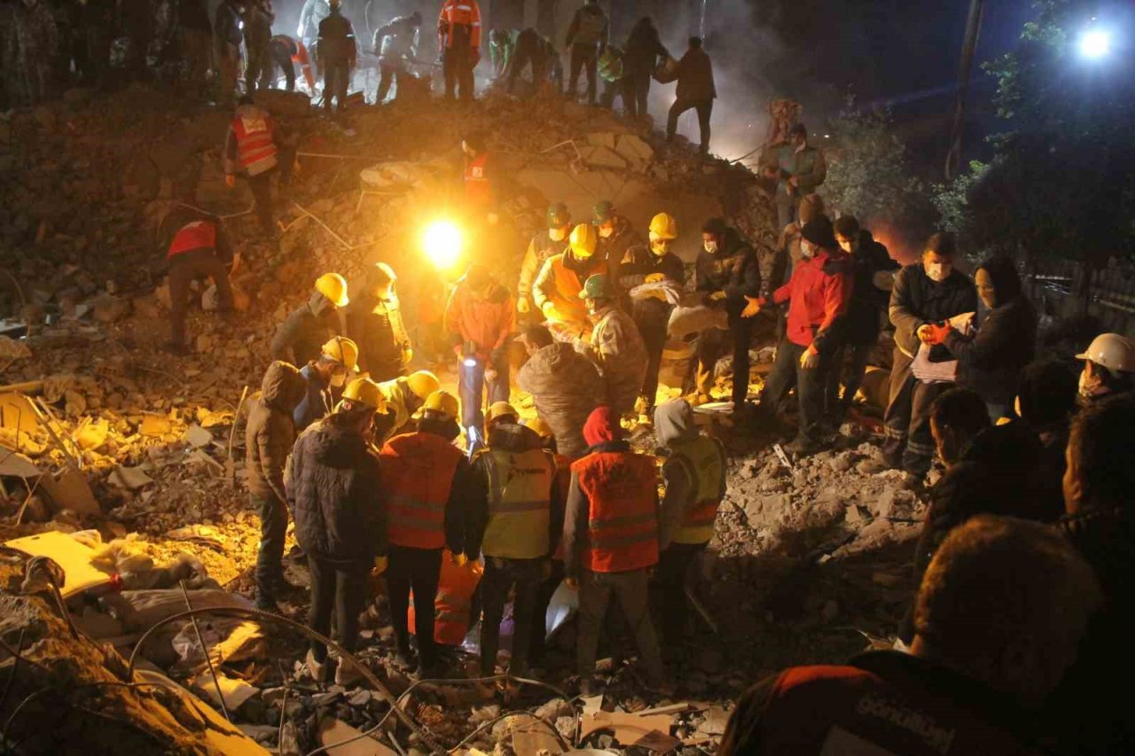 Köpek belirliyor, ekipler o bölgeyi arıyor