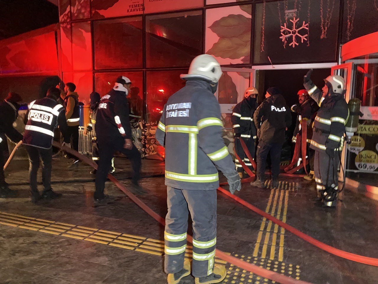 Adıyaman’da alışveriş merkezinde korkutan yangın