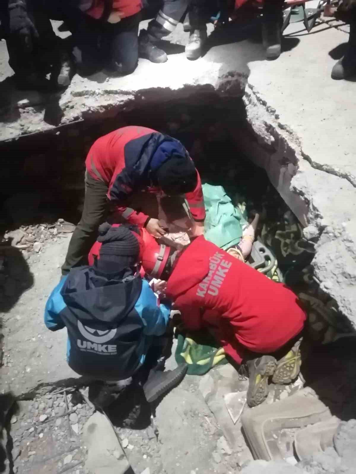 Anne ve iki kızı 66 saat sonra kurtarıldı