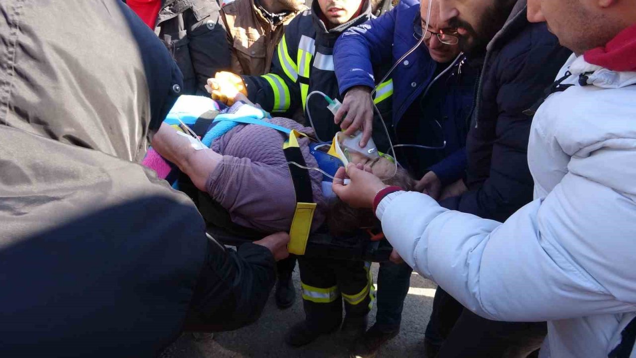 Depremin 4’üncü gününde anne kız enkazdan sağ çıkartıldı