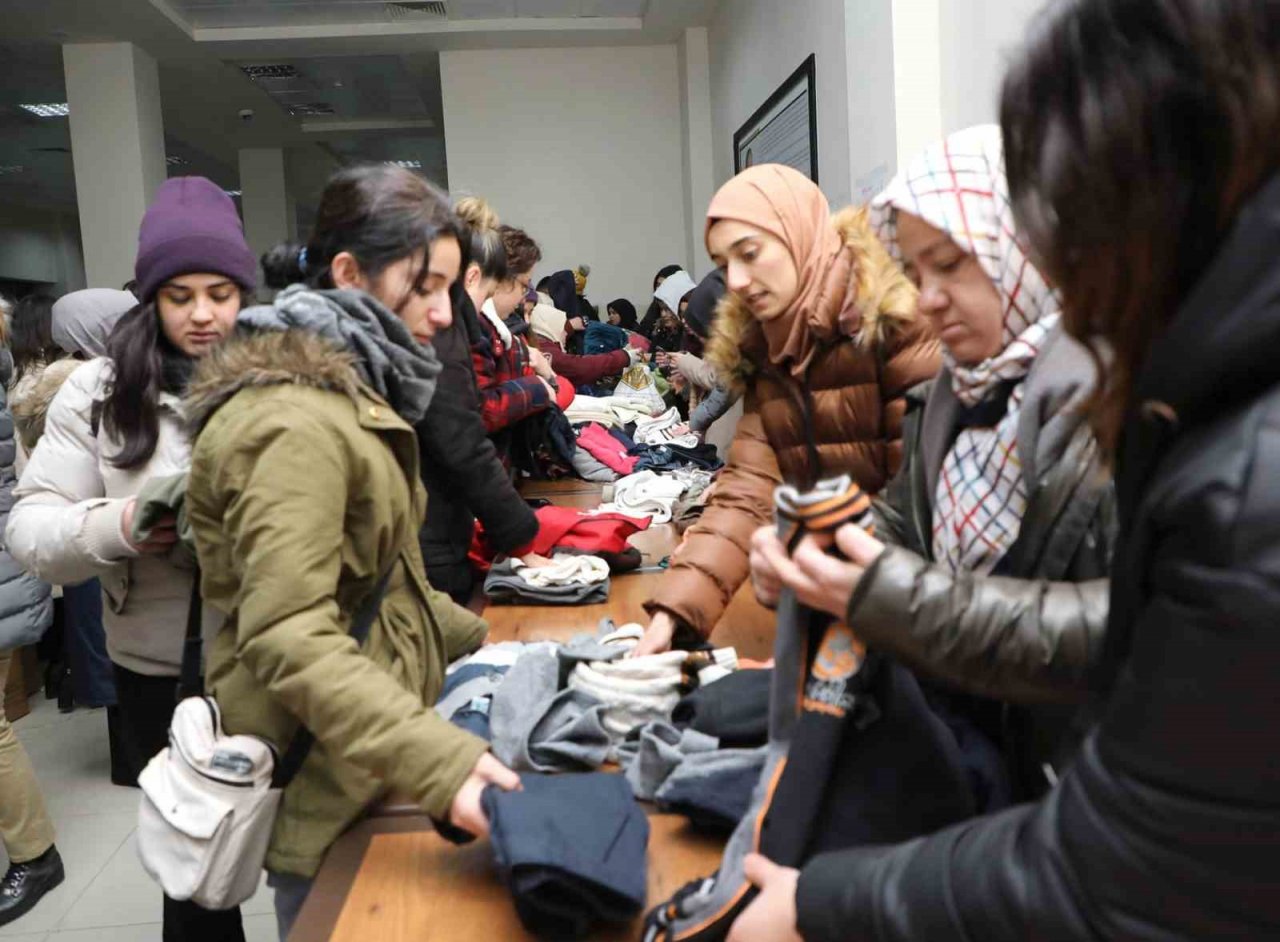 Afyonkarahisarlılar yardım toplama merkezlerine akın ediyor