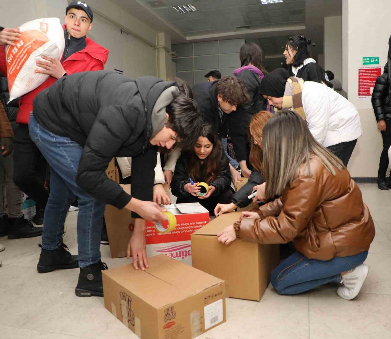Afyonkarahisarlılar yardım toplama merkezlerine akın ediyor