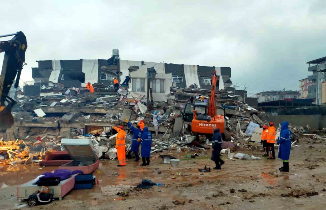 Akdeniz Belediyesi deprem bölgesine yardım seferberliğini sürdürüyor