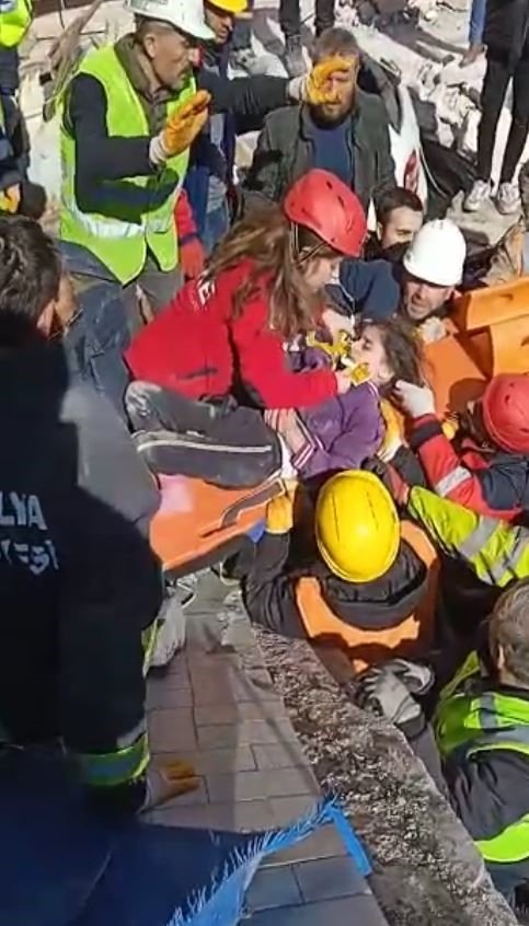 Depremin 80’inci saatinde Mahir ve Hilal kardeşler kurtarıldı