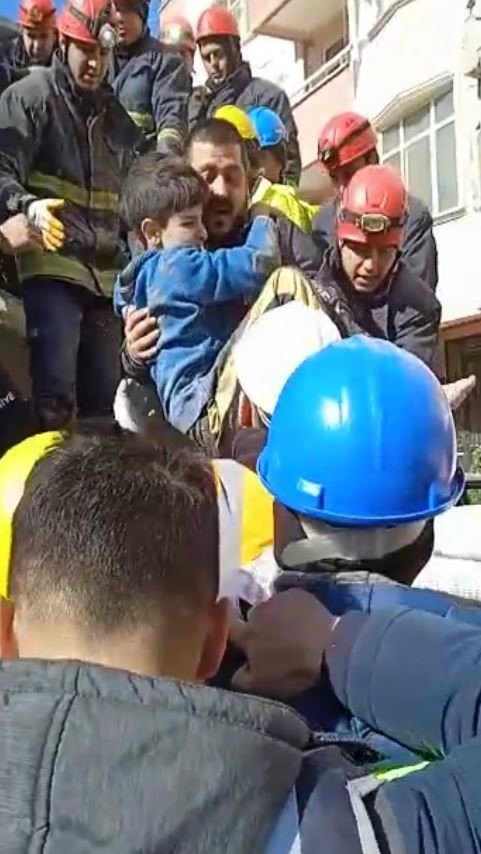 Depremin 80’inci saatinde Mahir ve Hilal kardeşler kurtarıldı