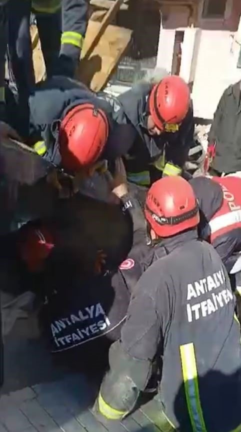 Depremin 80’inci saatinde Mahir ve Hilal kardeşler kurtarıldı