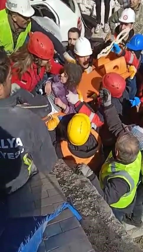 Depremin 80’inci saatinde Mahir ve Hilal kardeşler kurtarıldı