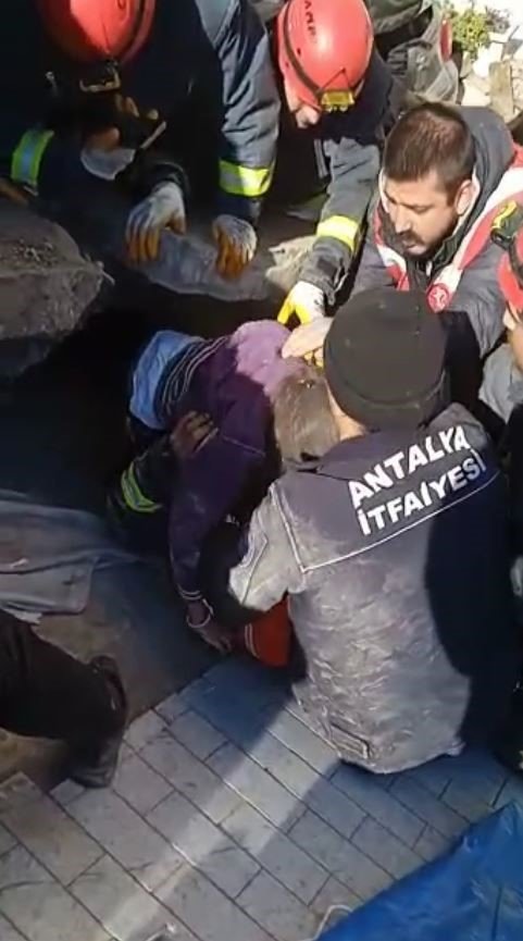 Depremin 80’inci saatinde Mahir ve Hilal kardeşler kurtarıldı