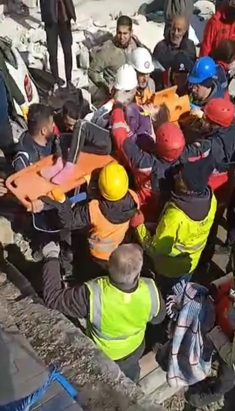 Depremin 80’inci saatinde Mahir ve Hilal kardeşler kurtarıldı