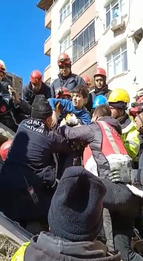 Depremin 80’inci saatinde Mahir ve Hilal kardeşler kurtarıldı