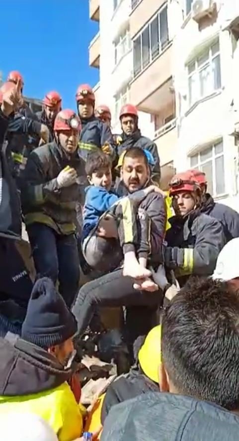 Depremin 80’inci saatinde Mahir ve Hilal kardeşler kurtarıldı
