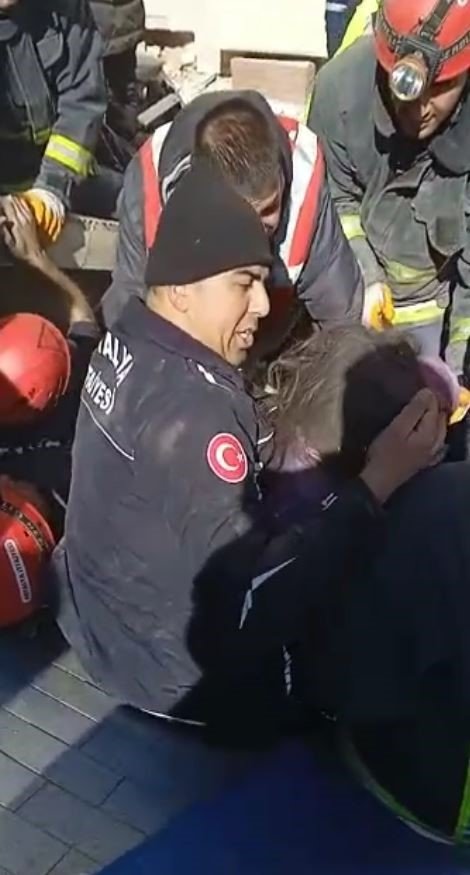 Depremin 80’inci saatinde Mahir ve Hilal kardeşler kurtarıldı