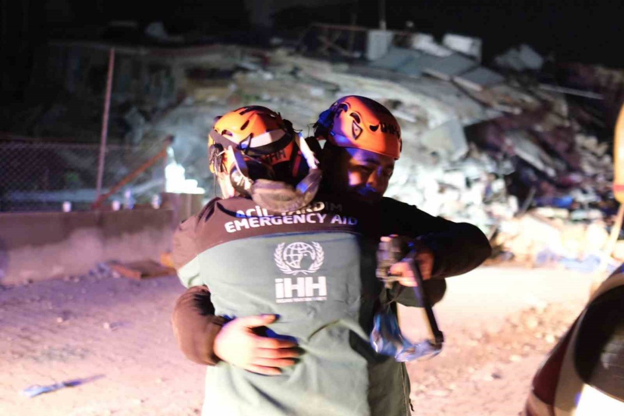 Cenazeleri almaya gelmişlerdi, son sesli çağrıda 72 saat sonra babayla kızını sağ buldular