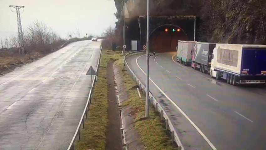 Artvin’de Kopmuş Tüneli girişindeki heyelan kameralara saniye saniye yansıdı