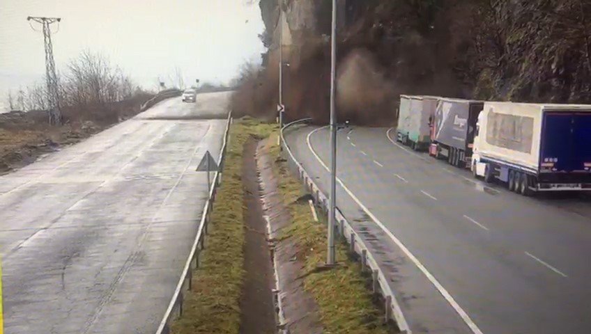 Artvin’de Kopmuş Tüneli girişindeki heyelan kameralara saniye saniye yansıdı
